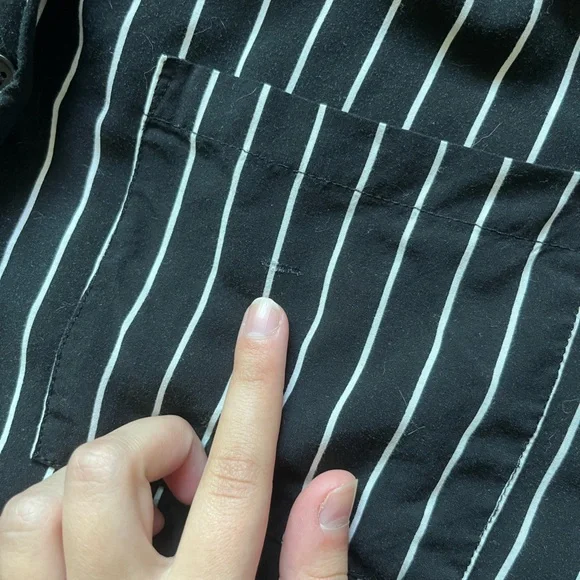 Forever 21 Women’s Small Black And White Stripped Cropped Button Up - Picture 5 of 5